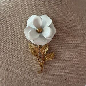 Avon Vintage White Snow Flower Enamel Brooch with Gold Tone Leaves EUC